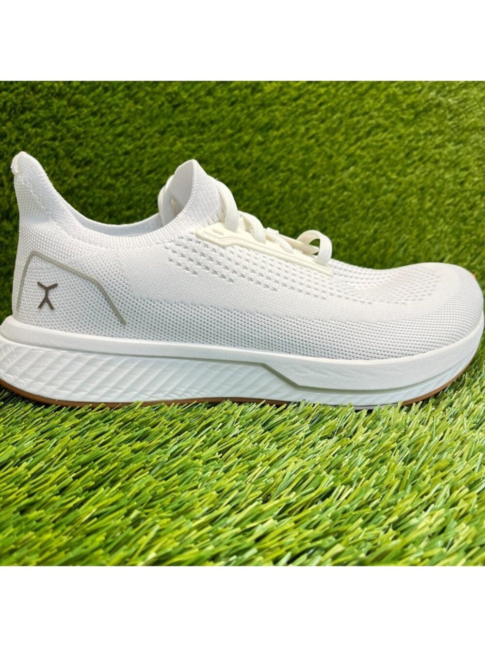 Flux Adapt Runner White Gum Mens Size 8 Womens Size 9.5 Running Workout Shoes